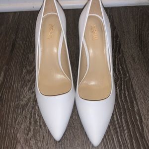 White Michael Kors pumps/heels